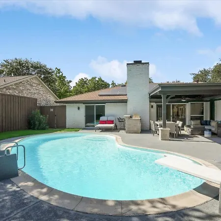 Modern Luxury Home Pool Oasis & Backyard Retreat